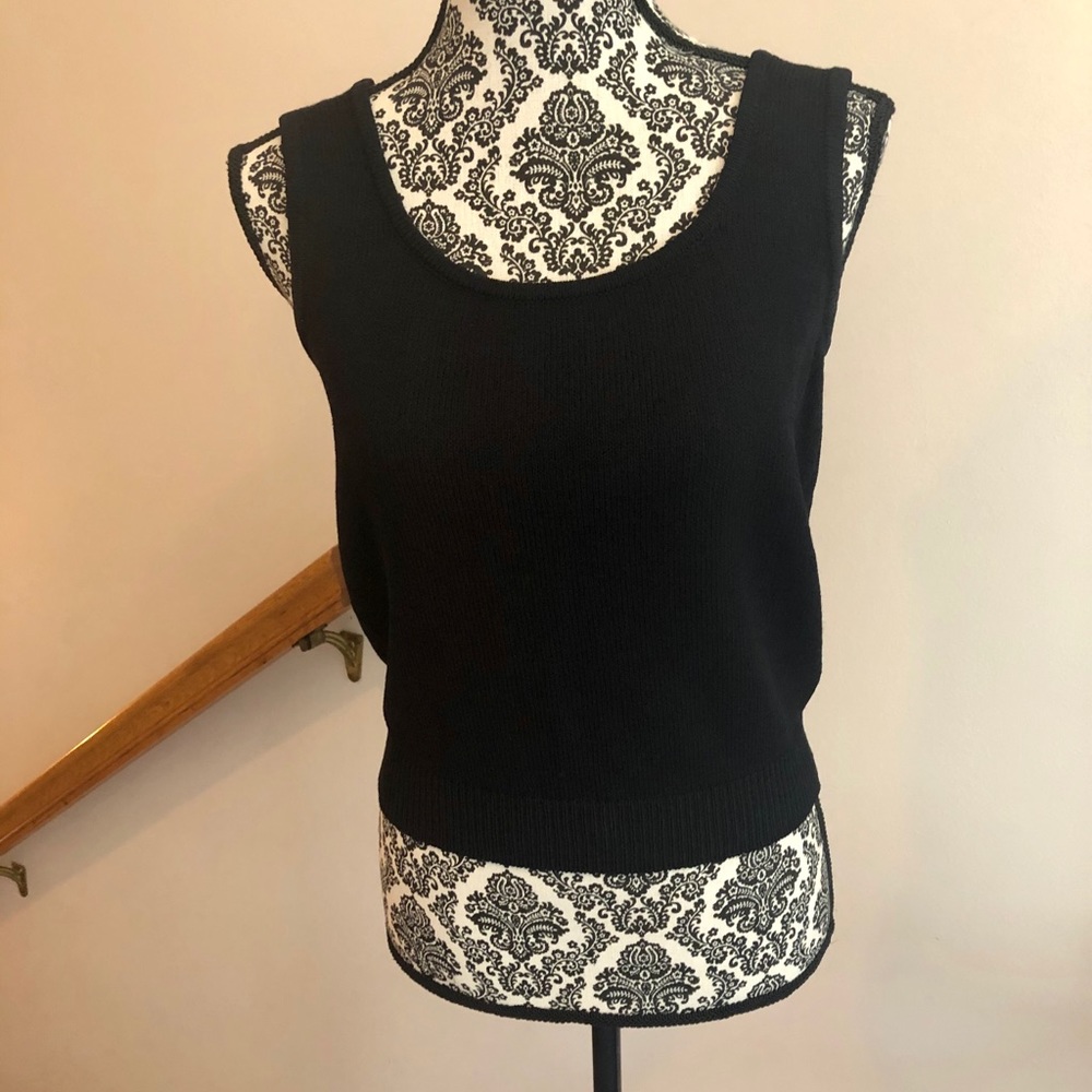 St. John Knit Sleeveless Pullover Top! 🎉